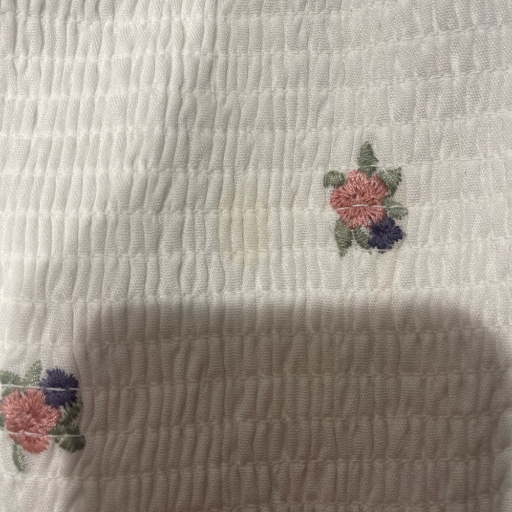 ❣️💕Torrid White Floral Smocked Blouse💗🌹 - Picture 9 of 9